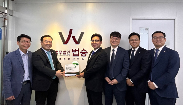 (왼쪽부터) 한전복 초록우산 충청권역총괄권역본부장, 법무법인 법승 박은국 책임변호사, 오학준 변호사, 전성배 변호사, 최민기 변호사, 정진구 변호사가 나눔현판 전달식 후 기념사진