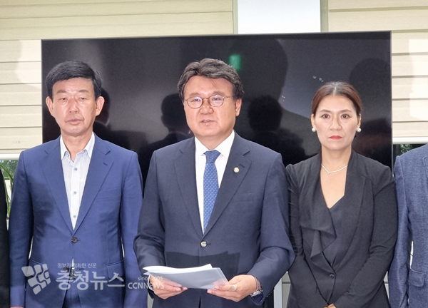 더불어민주당 황운하 국회의원(가운데)이 13일 대전시의회 기자실에서 검찰 구형 관련 기자회견을 열었다.