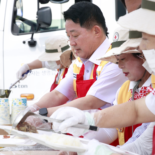 선창교회 주차장에서 열린 지역 주민 식사 나눔 행사에 참여하고 있는 서철모 구청장 모습