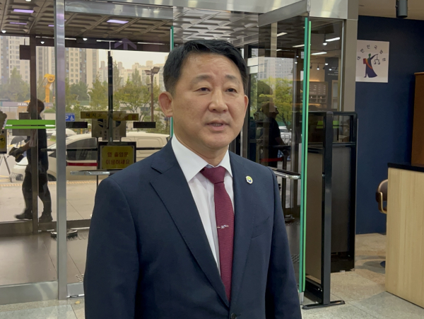 대전서구체육회장 선거 과정에 개입한 혐의로 벌금 500만원을 선고받은 서철모 서구청장이 13일 선고 직후 기자들과 만나 입장을 밝히고 있다.