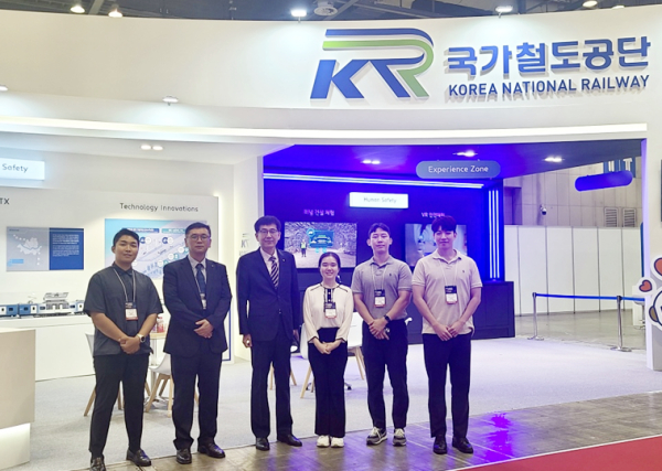 최원일 안전본부장(왼쪽 세 번째) 및 관계자들이 ‘2023 대한민국 안전산업박람회’ 국가철도공단 전시부스 앞에서 기념촬영