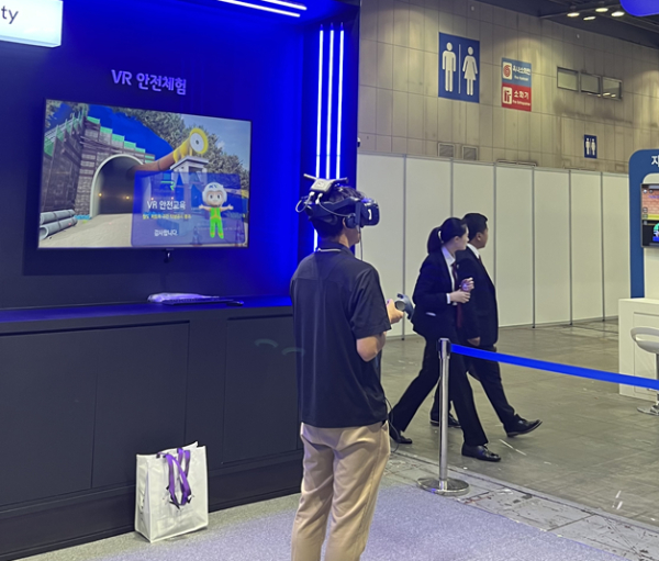 국가철도공단 전시부스 방문객이 VR 체험을 하고 있다.