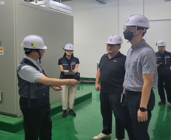 지난 11일 조소연 이사장이 참석한 가운데 공단 안전점검반이 조치원에 위치한 고용복지+센터에 대한 안전점검을 진행하고 있다.