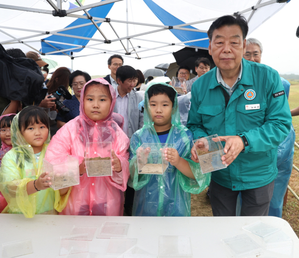 지난 13일 원북면 신두리 해안사구에서 진행된 소똥구리 방사행사 모습.
