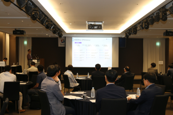 지난 13일 중소·중견 기업 맞춤형 반도체 고급인재 양성을 위한 ‘한밭대학교 조기취업형 계약학과 기업 초청 설명회’를 개최하고 참석한 기업 관계자들을 대상으로 사업설명회 개최 모습