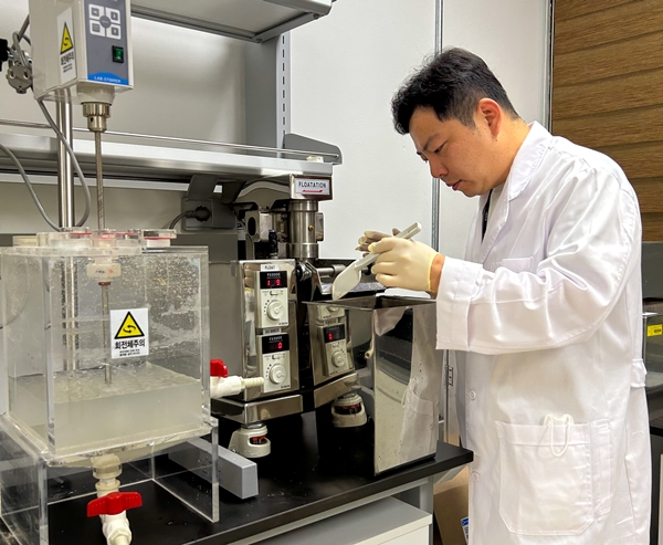 한국원자력연구원 김봉주 박사가 벤토나이트 품질 향상을 위해 초음파 및 부유 선별 과정을 시험하고 있다
