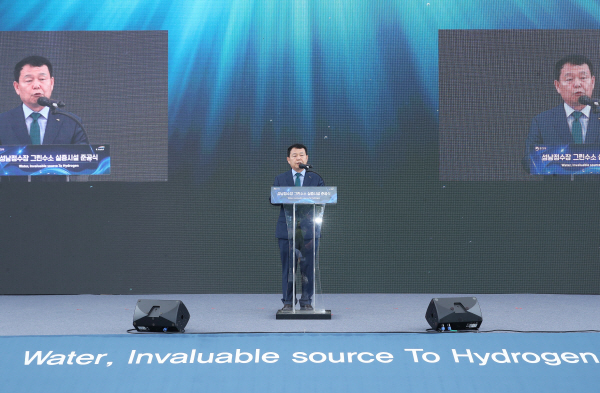 윤석대 한국수자원공사 사장이 14일 성남 광역정수장에서 정수장의 소수력(小水力) 발전을 이용해 친환경 수소를 만드는 ‘수전해 기반 그린수소 생산시설’ 준공식에 참석하여 기념사를 발표하고 있다.