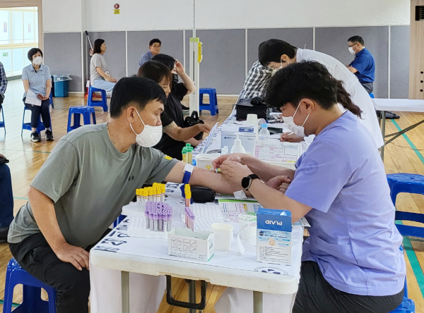 지난 12일 태안군 청소년수련관에서 진행된 특수건강진단 모습.