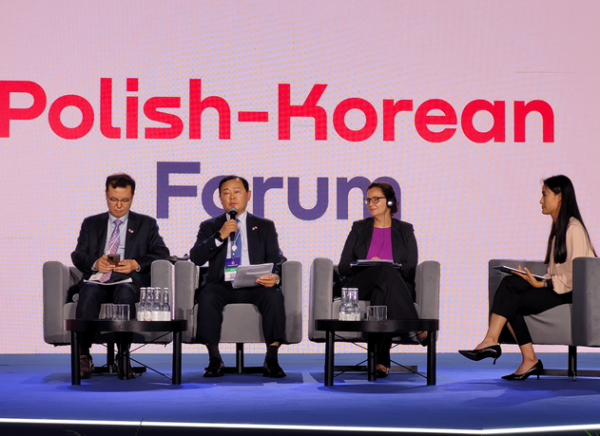 임종일 부이사장(왼쪽 두 번째)이 폴란드 크리니차 포럼의 주요 세션인 ‘한-폴란드 포럼’에서 지난 14일 발제를 이어가고 있다. (왼쪽부터 KIND 원병철 본부장, 국가철도공단 임종일 부이사장, 파트리차 브루드니카 우크라이나 개발협력 전권대표 자문관)