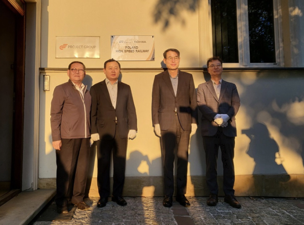 임종일 부이사장(왼쪽 두 번째)이 폴란드 고속철도 설계용역의 성공적 수행을 위해 마련한 합동사무소에서 지난 12일 현판식 기념촬영을 하고 있다. (왼쪽부터 도화엔지니어링 한종석 부사장, 국가철도공단 임종일 부이사장, 국토교통부 강희업 위원장, KIND 원병철 본부장)