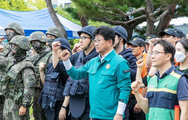 최충규 대덕구청장(사진 가운데)이 ‘무인항공기 테러에 따른 청사복구 실제 훈련’을 진행하기에 앞서 직원 및 유관기관 관계자들과 기념 촬영