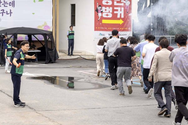 대덕구 직원들이 2023년 충무훈련‘무인항공기 테러에 따른 청사복구 실제 훈련’에 참여하고 있다.