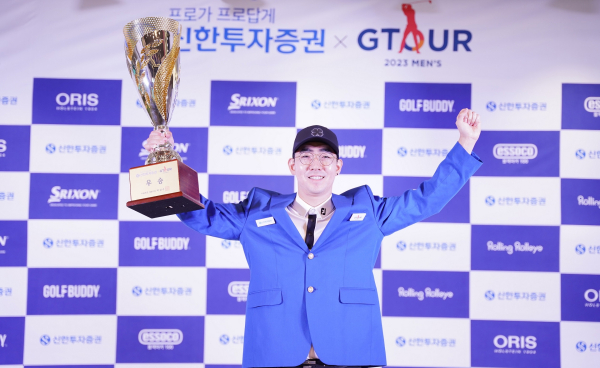 ‘2023 신한투자증권 GTOUR MEN’S’ 6차 결선 시상식에서 우승자 조영호가 기념사진을 촬영하고 있다.