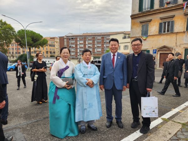 왼쪽부터 한진섭 작가 부인 고종희 교수, 김대건 성상 제작 한진섭 작가, 오성환 당진시장, 이용호 신부