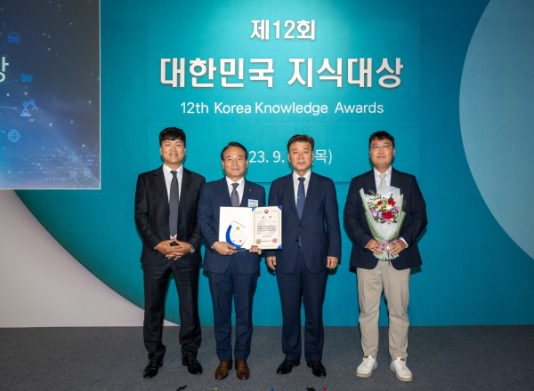 ‘제12회 대한민국 지식대상’ 행정안전부 장관상 수상 기념사진, 조성문KT&G R&D 본부장(왼쪽 두 번째), 행정안전부 구만섭 차관보(오른쪽 두 번째)
