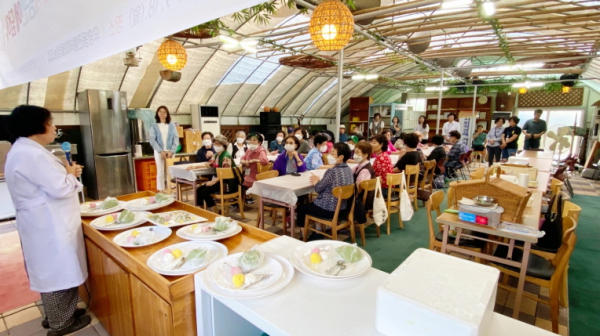 대전시사회서비스원 소속 서구종합재가센터가 전통떡마을에서 다양한 종류의 떡에 대해 배우고 직접 떡을 만드는 시간을 가졌다.