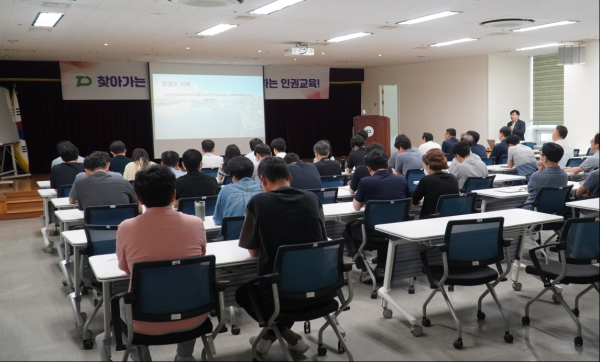대전교통공사 임직원들이 인권교육을 수강하고 있다.