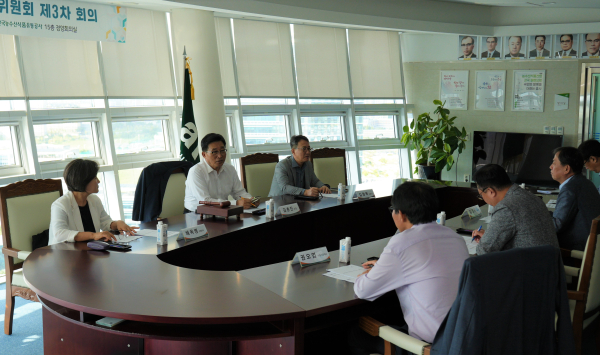 반부패·청렴위원회 제3차 회의 주재하는 김춘진 사장