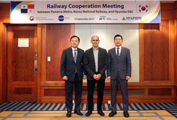 국가철도공단 임종일 부이사장(왼쪽 첫 번째)이 19일(화) GICC행사에 참석하여 기념촬영을 하고 있다. (왼쪽부터 국가철도공단 임종일 부이사장, 파나마 메트로 공사 페레즈 바레토 아브디엘 부사장, 현대건설 김기범 본부장)