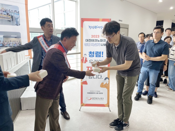 김우연 원장, 청렴 백설기 나눔 행사 진행 모습