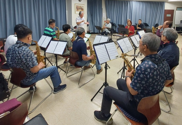목원대 미래창의평생교육원 강의실에서 진행 중인 음악아카데미 ‘색소폰 앙상블’ 수업 모습.