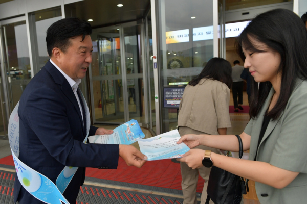 최재구 예산군수가 추석맞이 청렴다짐 캠페인을 진행하고 있다