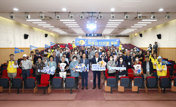 유성구가 20일 올해 첫 디지털투어 행사를 개최한 가운데, 정용래 유성구청장(가운데, 오른쪽)과 참석내빈, 참가자들이 기념촬영