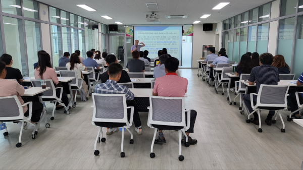 지난 19일 오정동 소공인 공동기반시설에서 지역 중소기업 관계자들을  ‘2023년 중대재해처벌법 관련 집체 교육’을 진행하고 있다.