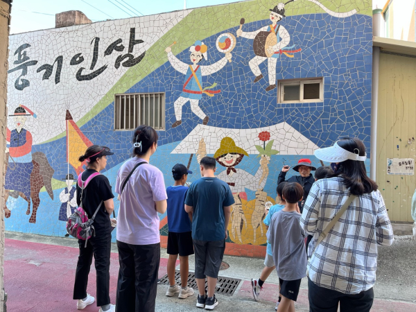 공동생활가정 참가자들이 풍기 둘레길에서 마을해설사의 설명을 들으며 마을탐방 체험을 하고 있다.