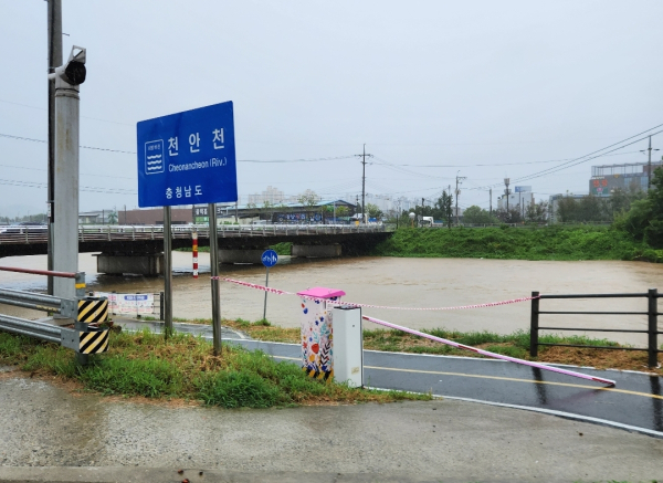 출입이 통제된 천안천변 산책로