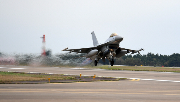 [공군 20전투비행단] 항공작전 임무를 위해 이륙하는 KF-16 전투기 / 충청뉴스 최형순 기자