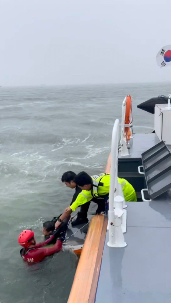 전복된 카약에서 인명구조 중인 보령해경