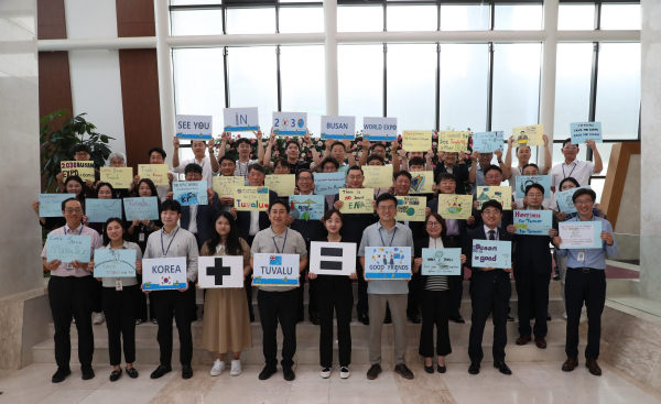 한국농어촌공사 직원들이 13일 투발루 응원메시지를 작성하고 기념 촬영을 하고 있다