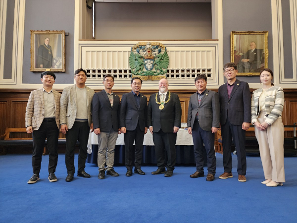 박희조 동구청장이 영국 빌 캠벨(Bill Campbell) 던디시장을 만나 기념촬영을 하는 모습