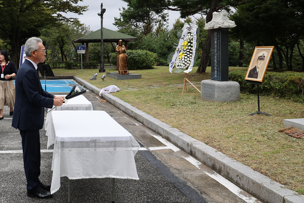 21일 정오 목원대 채플 윌리엄 해밀턴 쇼 대위 기념 흉상 앞에서 진행한 추모식에서 이희학 총장이 헌화하고 있다.