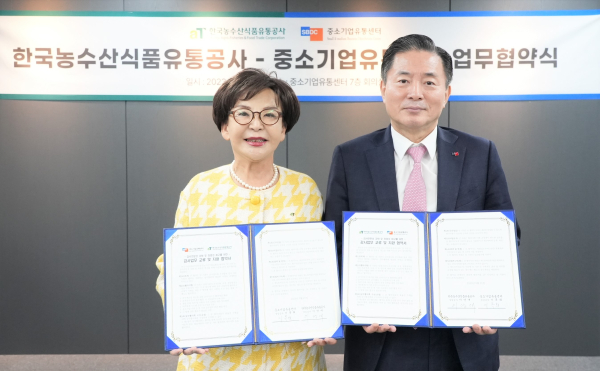 한국농수산식품유통공사-중소기업유통센터 감사업무 협약 * 한국농수산식품유통공사 이영애 상임감사(좌측), 중소기업유통센터 이목희 상임감사(우측)