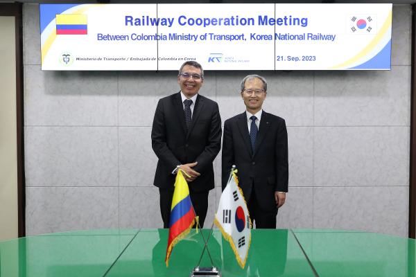 김한영 이사장은 2023년 글로벌 인프라 협력 컨퍼런스(GICC*) 참석 국가인 콜롬비아, 몽골의 고위급 관계자와 교류 기념사진