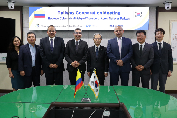 2023년 글로벌 인프라 협력 컨퍼런스(GICC*) 참석 국가인 콜롬비아, 몽골의 고위급 관계자와 교류 기념사진