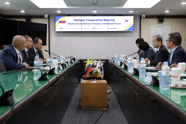 2023년 글로벌 인프라 협력 컨퍼런스(GICC*) 참석 국가인 콜롬비아, 몽골의 고위급 관계자와 교류 기념사진