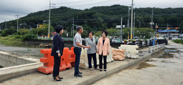 세천동 수해 피해 현장을 방문한 동구의회 박영순 의장(가운데), 오관영 의원(우), 김영희 의원(좌)