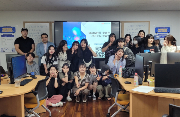 대덕대 BIG인 프로그램에 참가한 학생들이 교육을 마치고 밝게 웃으며 기념촬영