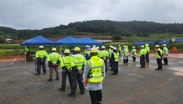 국가철도공단 유성기 호남본부장이 지난 20일 ‘호남본부 비상대응훈련’을 시행하고 강평을 하고 있다.