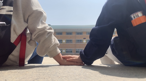 회덕초 학생들이 제작한 50초 분량의 평화통일 영상인 '화해는 결과가 아니라 과정입니다'의 한 장면.