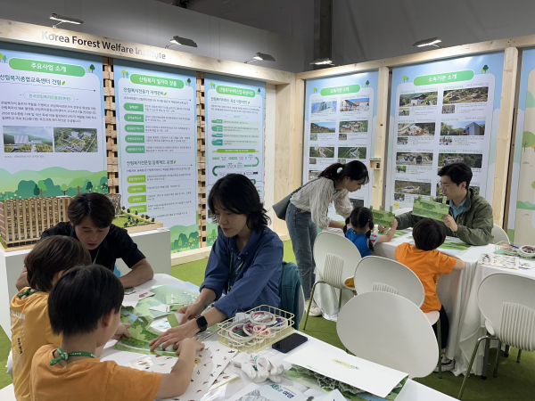 지난 24일 강원 고성군 세계잼버리수련장 휴양치유관에 위치한 ‘2023 강원세계산림엑스포’ 한국산림복지진흥원 홍보부스에서 관람객이 산림복지프로그램을 체험하고 있다