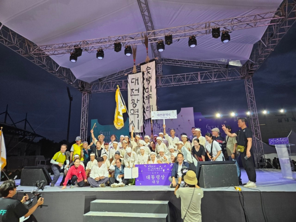 제64회 한국민속예술제 숯뱅이두레 대상 수상 기념 촬영 장면