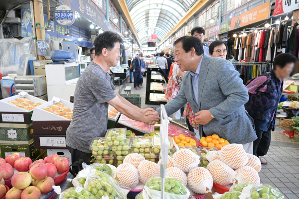 최민호 시장, 추석맞이 세종전통시장 방문 모습