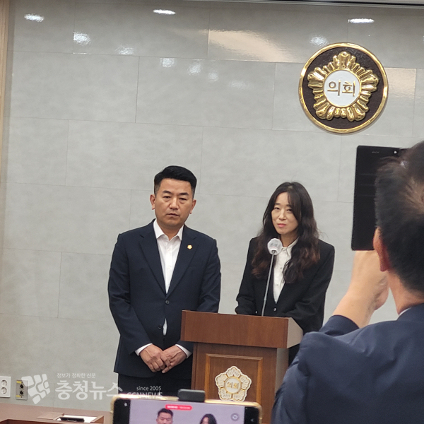 기자회견에 나선 서원 의장과 부인 나형아씨