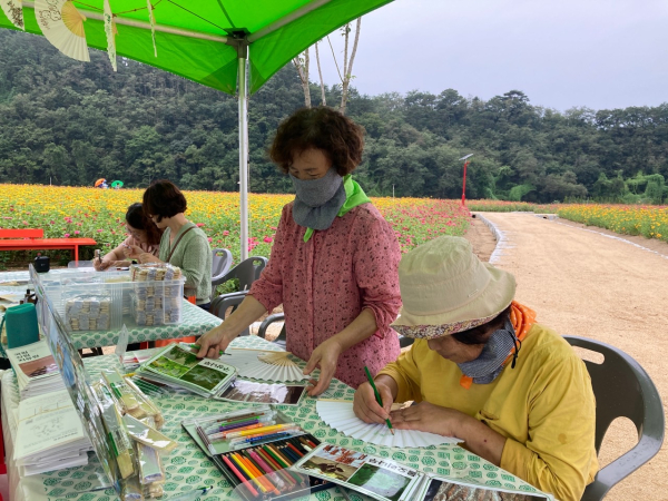 한마음 걷기행사에 참여한 방문객들이 항노화 산림치유 프로그램을 체험하고 있다