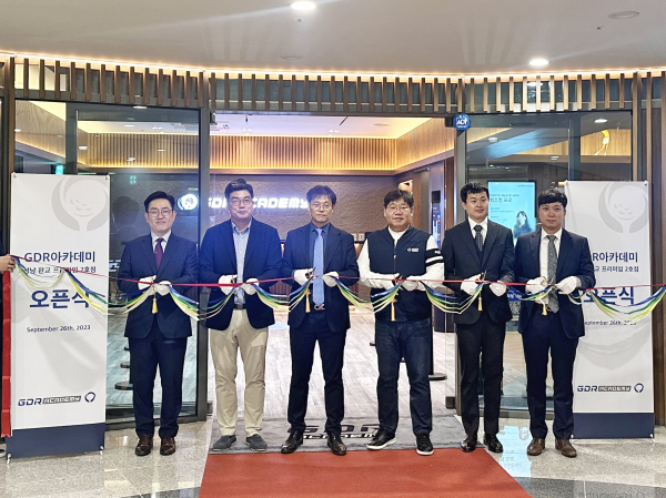 지난 26일 진행된 GDR아카데미 성남판교 프리미엄 2호점 오픈식 행사에서 (왼쪽부터)박영욱실장 손장순상무 안웅기상무 송재순대표 안다솔점장 남성우팀장이 리본 커팅식을 진행하고 있다.