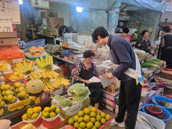 지난 26일 세종시설공단은 조치원전통시장에서 추석맞이 장보기행사를 진행하였다.